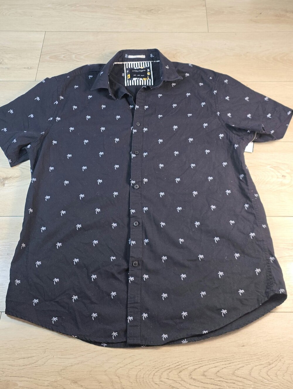 Denim & Flower Black Short-Sleeve Button-Down Shirt with White Palm Motif
